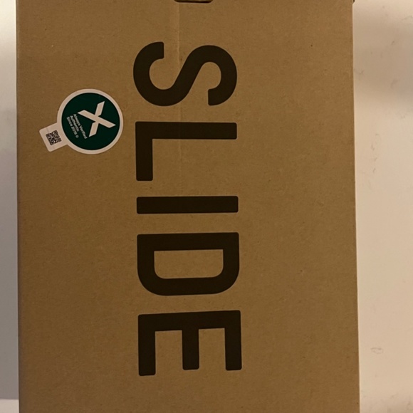 Men’s Yeezy Slides size 9 - Picture 7 of 7